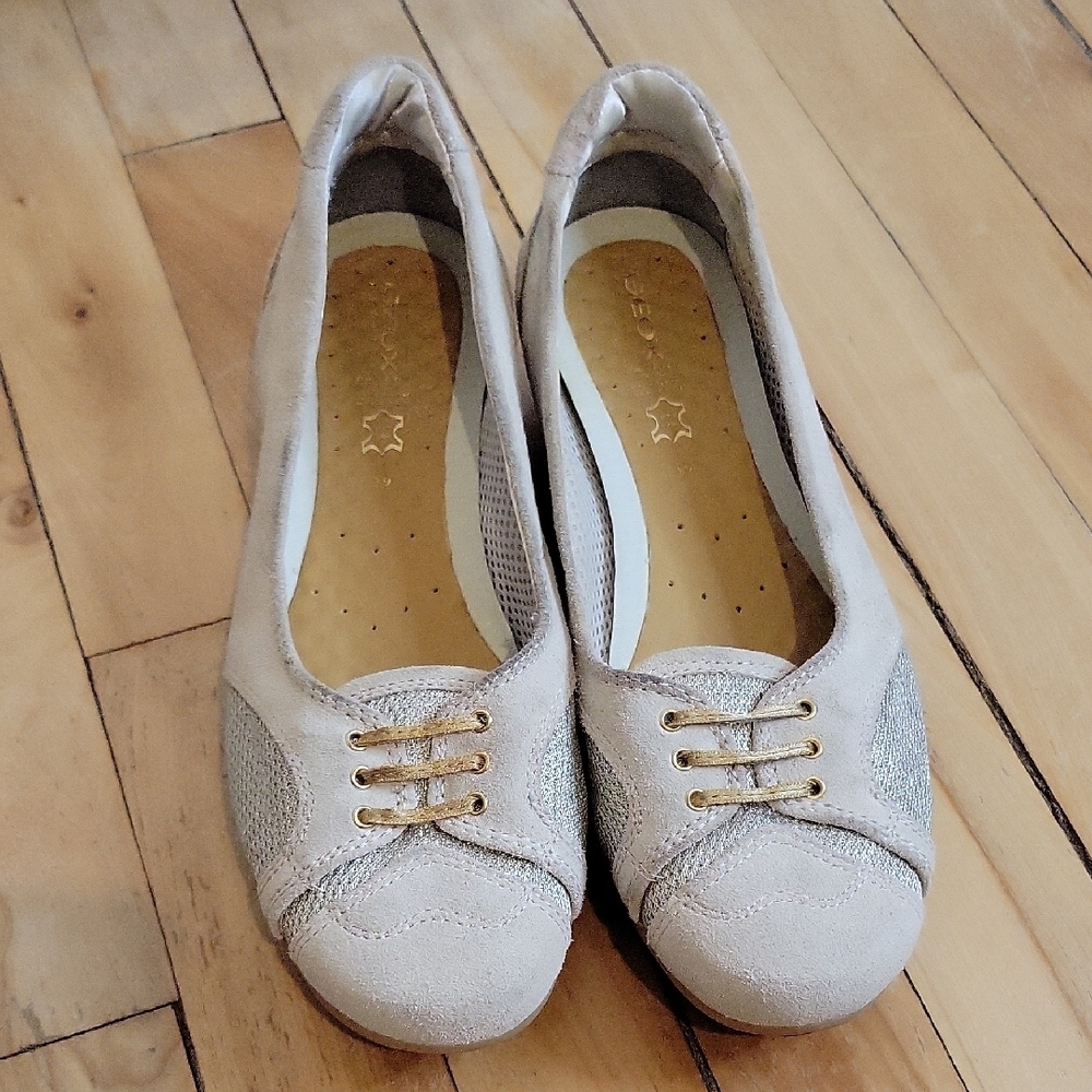 Geox Beige Suede Ballet Flats — Women's 39— Gold Eyelet Detail — Breathable